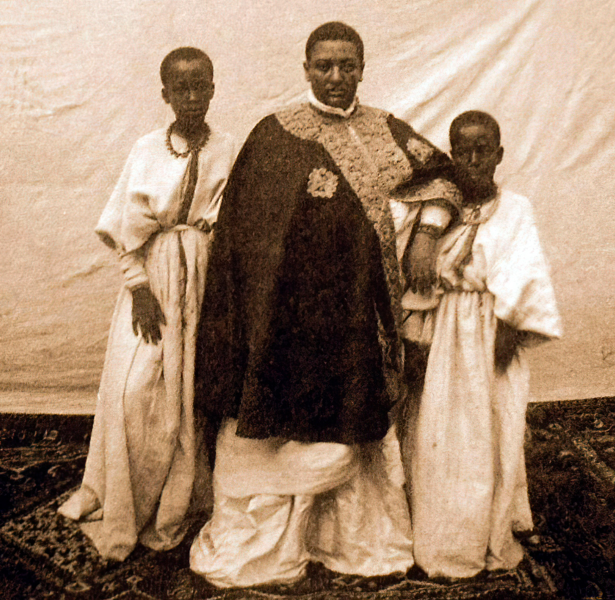 Супруга дедъязмача Тафари, принцесса Менен со служанками