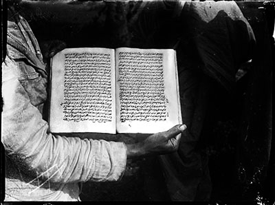 Гумилёв со священной книгой в Шейх-Гуссейне