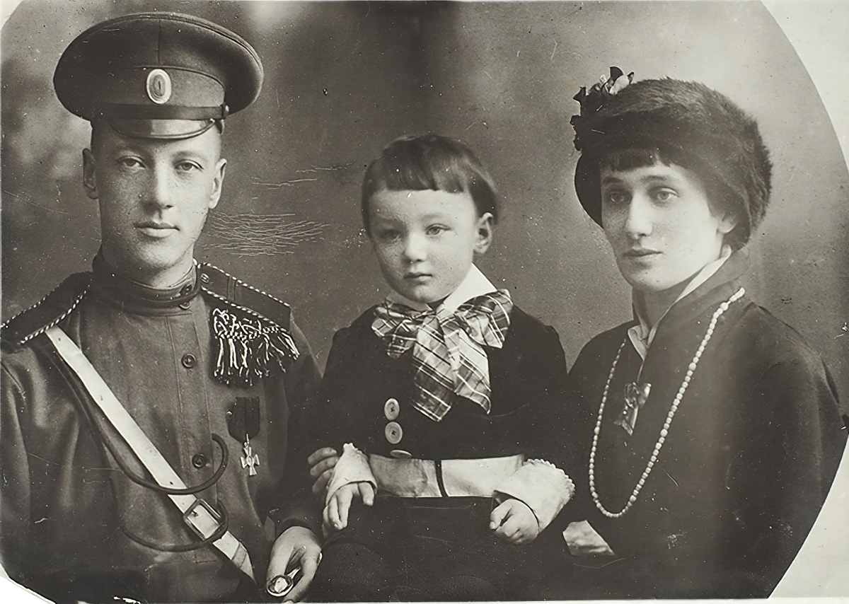 Н. Гумилёв и А. Ахматова с сыном Львом