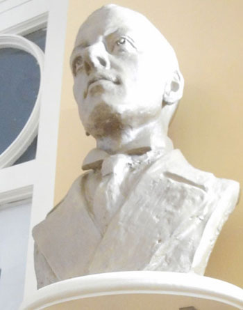 Бюст Н. С. Гумилёва в Музее Николаевской гимназии