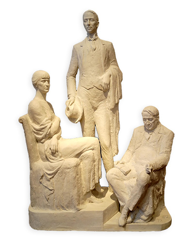 Скульптурный портрет семьи Гумилёвых