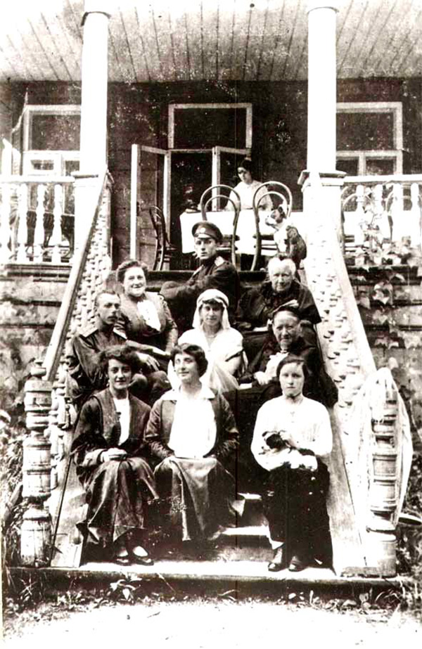 Усадьба Слепнево, группа на лестнице, ведущей на террасу, 1915 год. В перевезенном в Градницы доме эта часть не была восстановлена