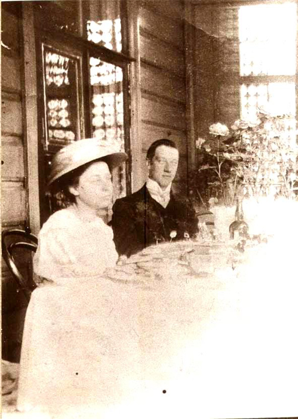 Гумилёв на террасе усадьбы Слепнево в 1911 году; рядом с ним — Маша Кузьмина-Караваева (1890-29.12.1911)