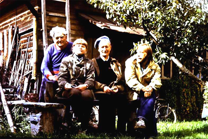 Наша компания во дворе дома В. Анкудинова (слева); далее — Т. Лисичкина, Д. Куприянов и Е. Степанов. 1984 год